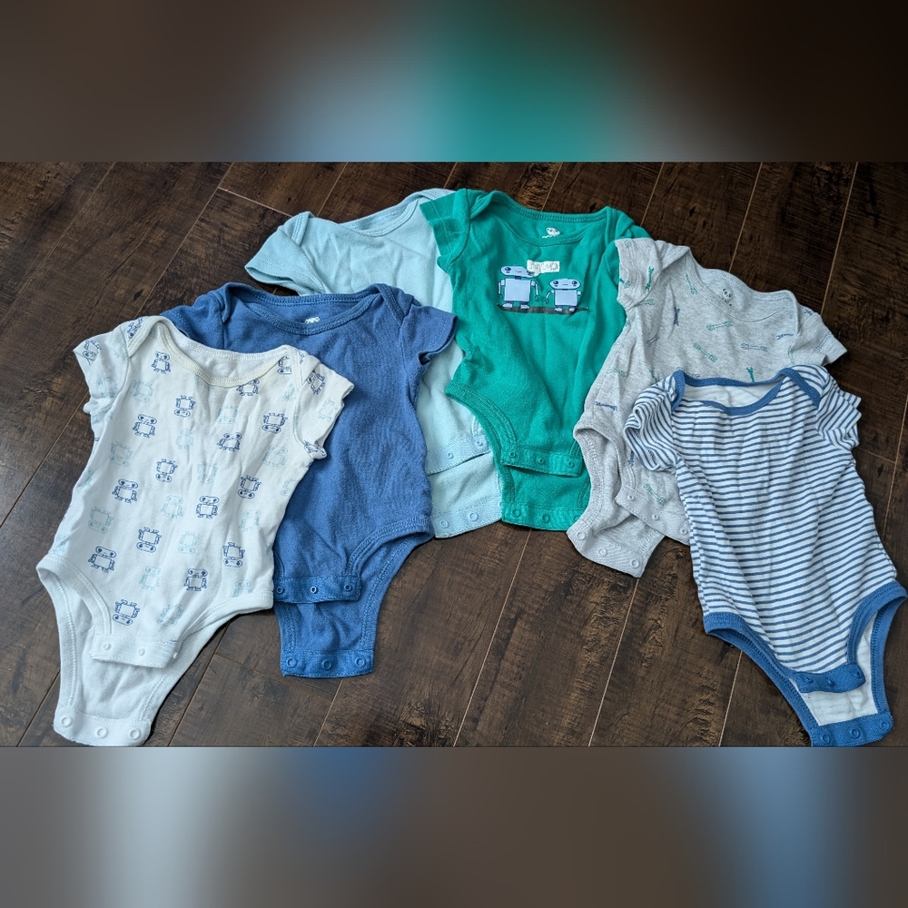Bundle of 6 onesies